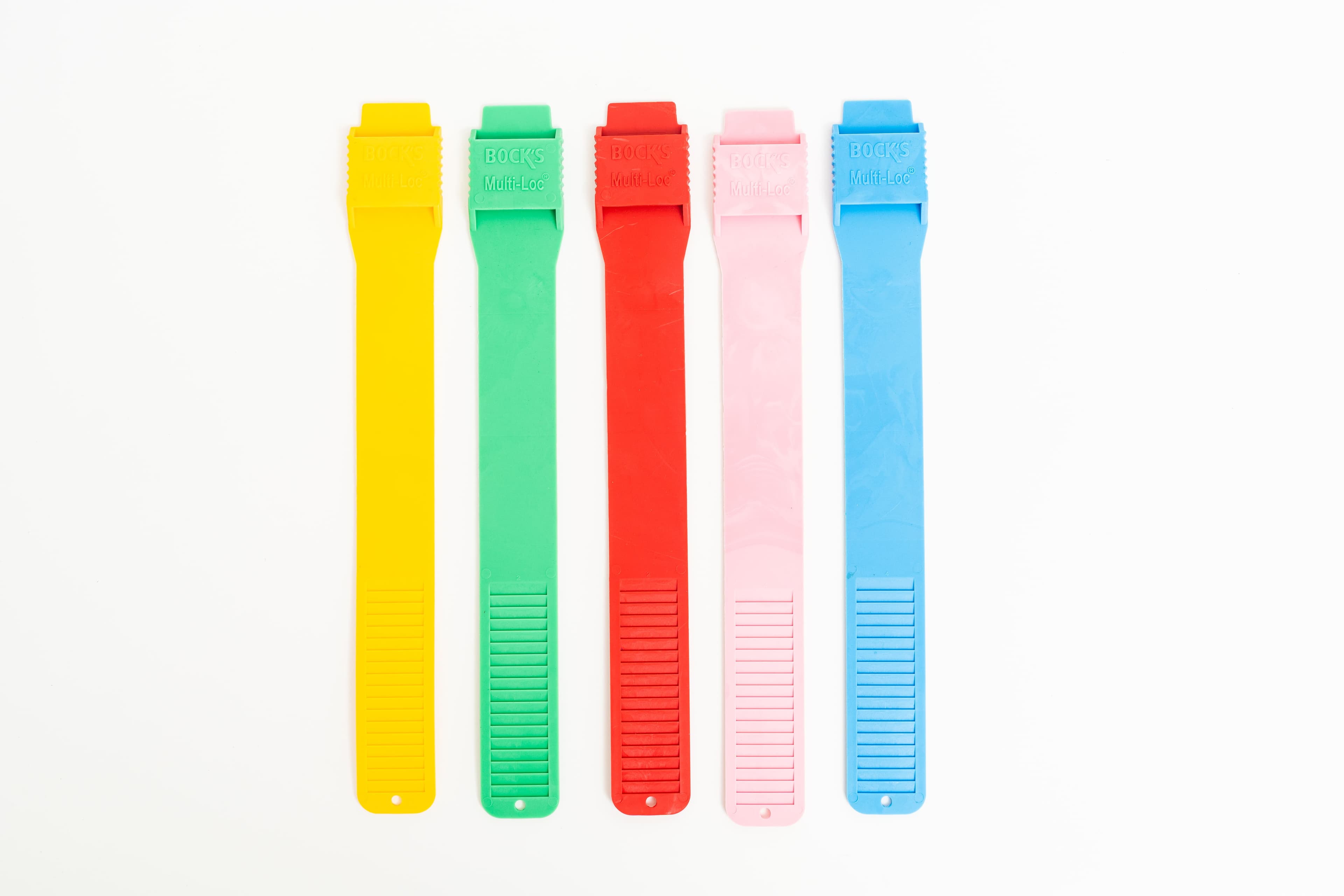 Banda plástica reutilizable diseñada para la identificación rápida, segura y duradera de animales de ganadería y producción. Fabricada en material polimérico de alta resistencia, tolera la intemperie, la humedad y el desgaste por fricción sin perder su flexibilidad ni dañar la piel del animal. 2