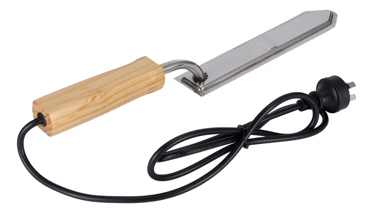 Elaborado con alambre de acero galvanizado resistente a la corrosión y fácil de limpiar, para uso en interiores y exteriores. Requiere ensamblaje. Clips de alambre están incluidos.

18.38” x 2.75” x 2.75 “ 2